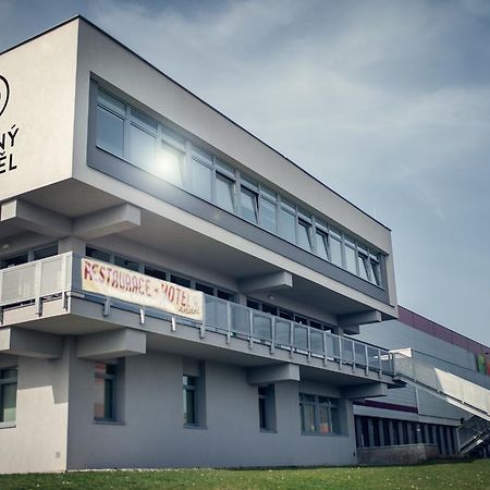 Cerny Andel Hotel Most Buitenkant foto